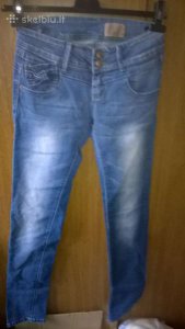 Džinsai su bamtukais.