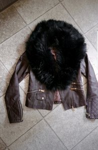 Striukytė su masyviu kailiu