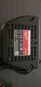 Akumuliatorių pakrovėjas "Milwaukee"