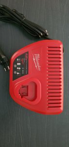 Akumuliatorių pakrovėjas "Milwaukee"