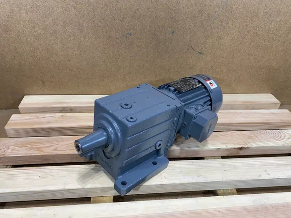 motoreduktor / przekładnia 0,55kW 49,6obr. 3fazowy Lenze (s)