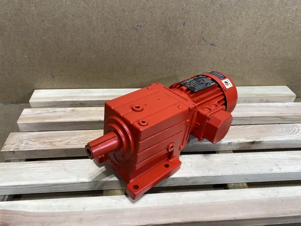 motoreduktor / przekładnia 0,55kW 49,6obr. 3fazowy Lenze (cz)