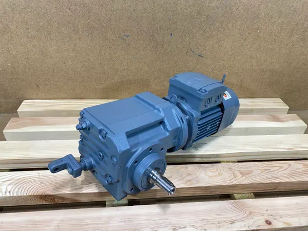 motoreduktor / przekładnia 0,12kW 8,7obr. 3fazowy HAMULEC SEW