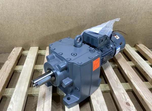 motoreduktor / przekładnia 0,75kW 13,9obr. 3fazowy HAMULEC Lenze