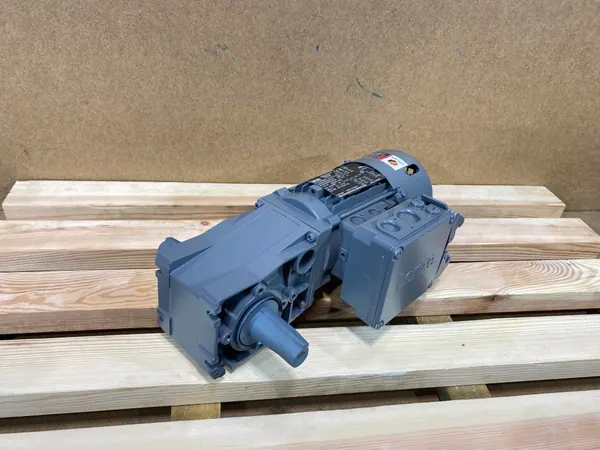 motoreduktor / przekładnia 0,06kW 23obr. 3fazowy HAMULEC Lenze