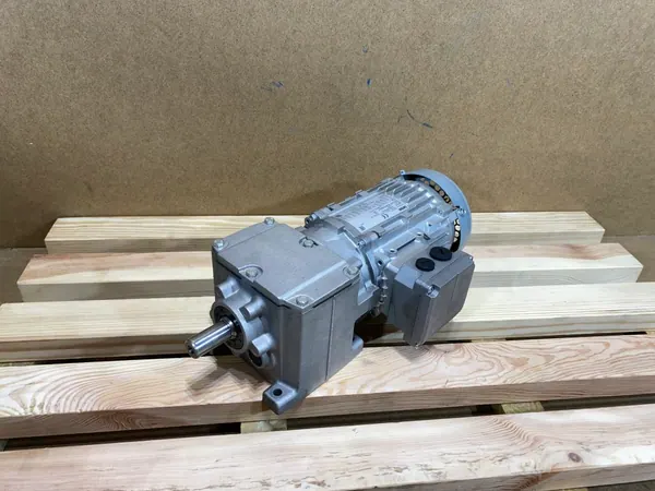 motoreduktor / przekładnia 0,37kW 49,6obr. 3fazowy Lenze