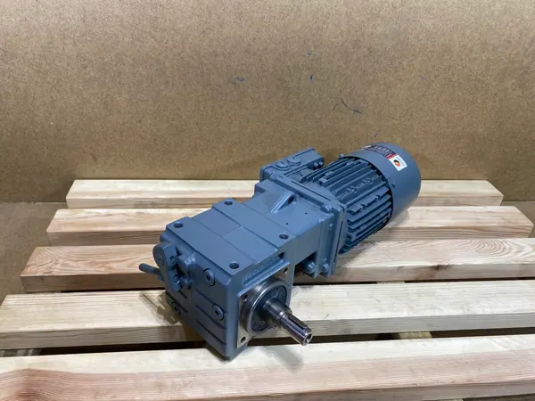 motoreduktor / przekładnia 0,55kW 92,7obr. 3fazowy HAMULEC Lenze