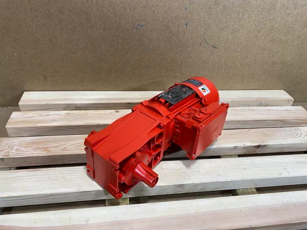 motoreduktor / przekładnia 0,12kW 23obr. 3fazowy HAMULEC Lenze (wał)