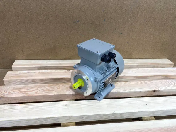 Silnik elektryczny 0,37kW 870obr. 3fazowy 71B34 - zdjęcie 1