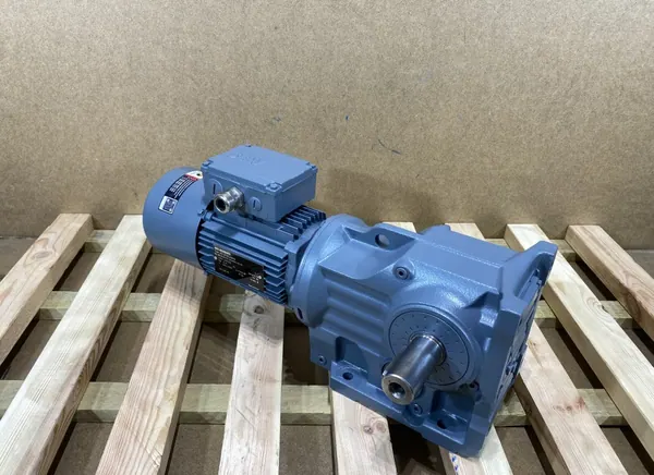 motoreduktor / przekładnia 0,75kW 22obr. 3fazowy HAMULEC SEW (kąt)