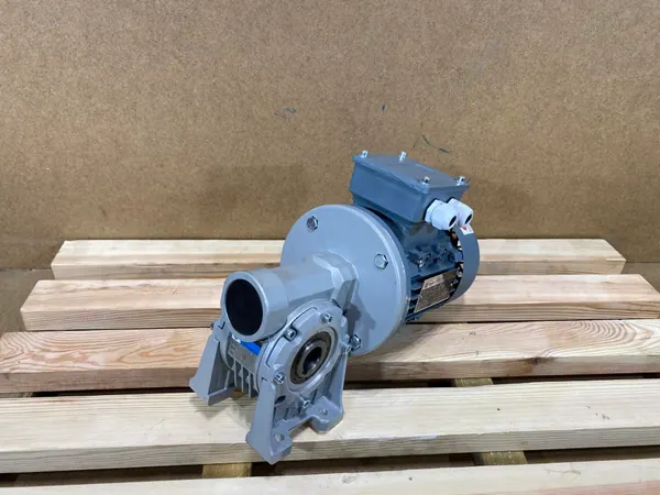 Motoreduktor / przekładnia 0,25kW 96obr. 3fazowy - zdjęcie 1