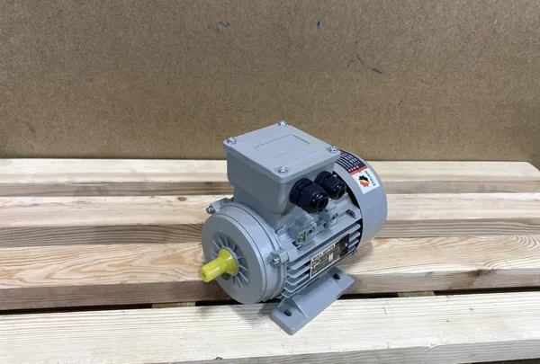 Silnik elektryczny 0,18kW 1330obr. 3fazowy - zdjęcie 1
