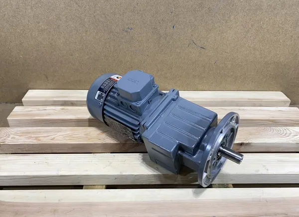 motoreduktor / przekładnia 0,55kW 125,4obr. 3fazowy Lenze