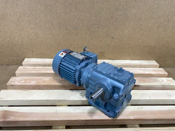 motoreduktor / przekładnia 0,37kW 42obr. 3fazowy SEW (wał)