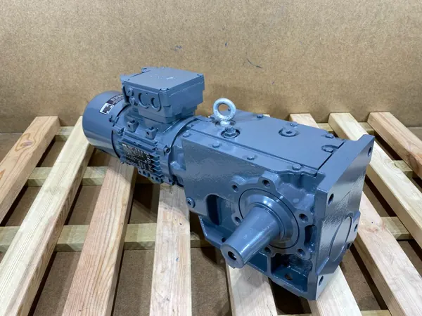motoreduktor / przekładnia 0,75kW 17,7obr. 3fazowy HAMULEC Lenze