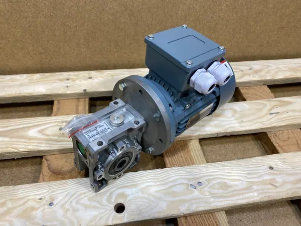 Motoreduktor / przekładnia 0,12kW 87obr. 3fazowy - zdjęcie 1
