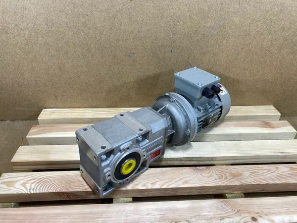 motoreduktor / przekładnia 0,37kW 121obr. 3fazowy