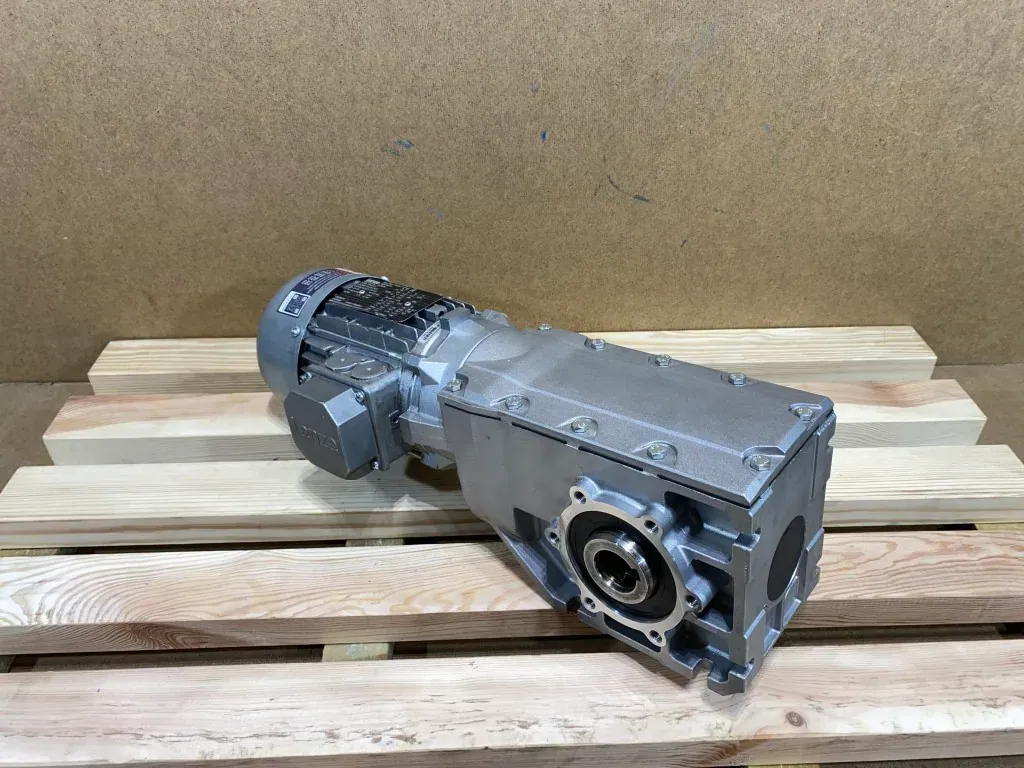 Motoreduktor / przekładnia 0,37kW 42,2obr. 3fazowy Lenze