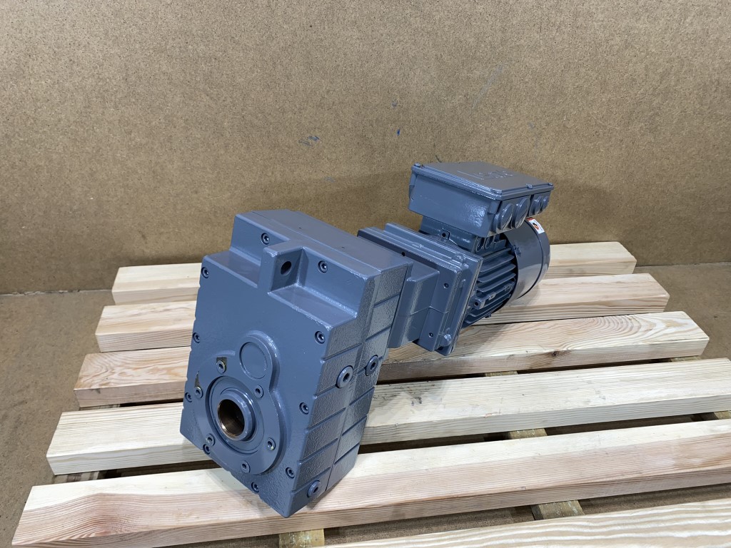 motoreduktor / przekładnia 0,18kW 4,1obr. 3fazowy HAMULEC Lenze