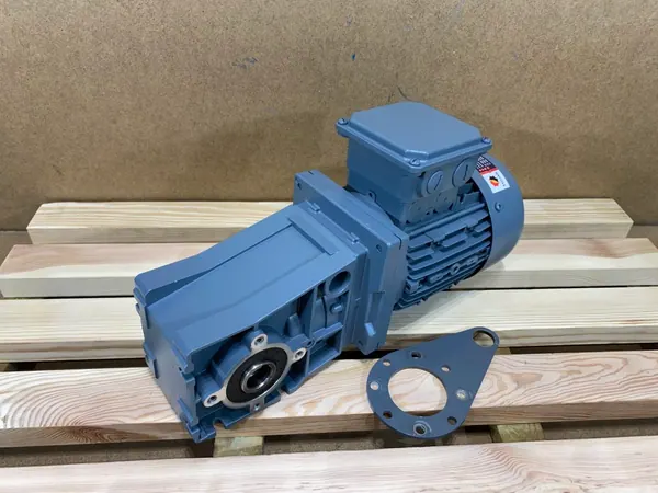 Motoreduktor / przekładnia 0,75kW 96,6obr. 3fazowy Lenze - zdjęcie 1