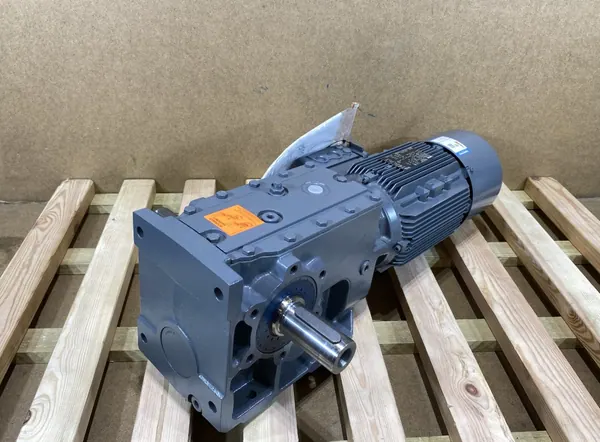 motoreduktor / przekładnia 1,5kW 28,5obr. HAMULEC Lenze