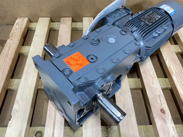 Motoreduktor / przekładnia 1,5kW 28,5obr. HAMULEC Lenze - zdjęcie 3