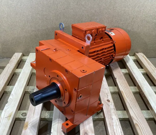 motoreduktor / przekładnia 7,5kW 63,6obr. HAMULEC Lenze (wał)