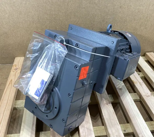 motoreduktor / przekładnia 7,5kW 63,6obr. HAMULEC Lenze (tuleja)