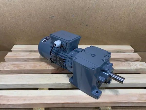 Motoreduktor / przekładnia 1,1kW 81,9obr. 3fazowy HAMULEC Lenze 200/345V - zdjęcie 1