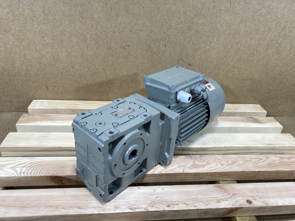 motoreduktor / przekładnia 0,75kW 111obr. 3fazowy HAMULEC Lenze