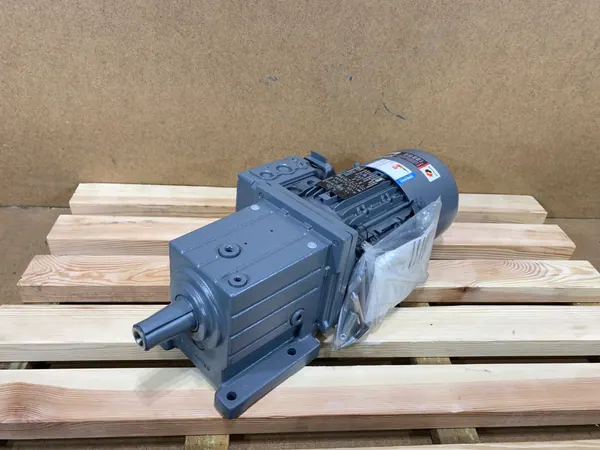 motoreduktor / przekładnia 0,75kW 56,6obr. 3fazowy HAMULEC Lenze
