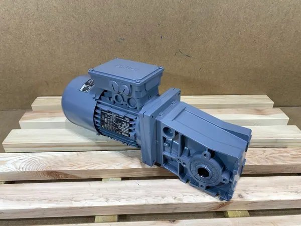 motoreduktor / przekładnia 0,75kW 236,5obr. 3fazowy Lenze