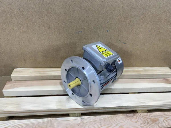 Silnik elektryczny 0,37kW 900obr. 3fazowy - zdjęcie 1