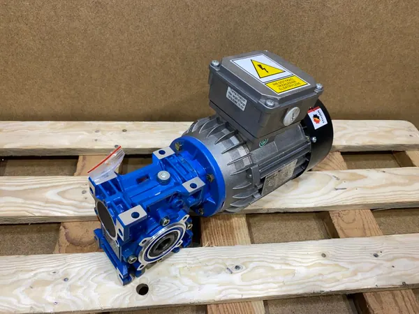 Motoreduktor / przekładnia 0,18kW 61obr. 3fazowy - zdjęcie 1
