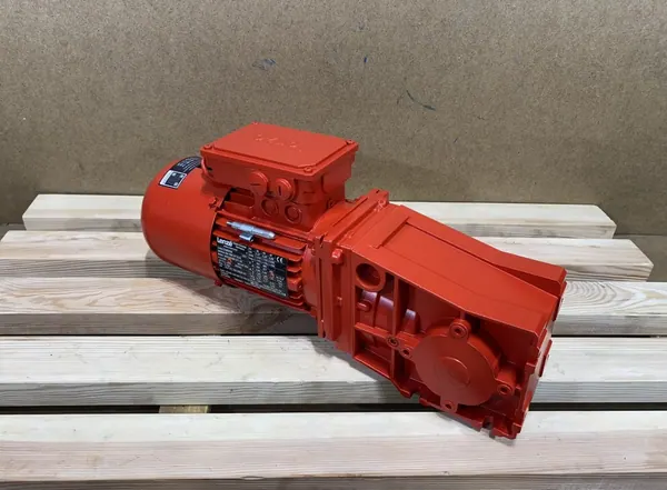 motoreduktor / przekładnia 0,37kW 72,1obr. 3fazowy HAMULEC Lenze