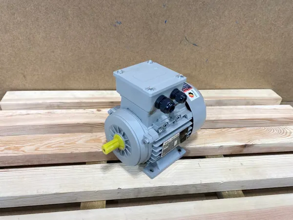 Silnik elektryczny 0,25kW 1345obr. 3fazowy - zdjęcie 1
