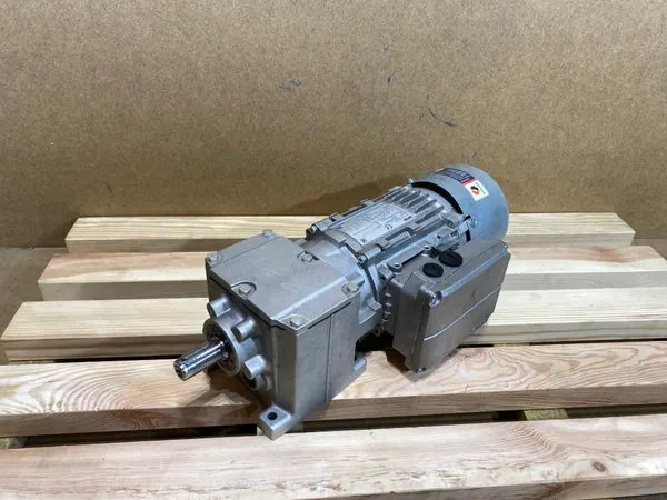 motoreduktor / przekładnia 0,37kW 49,6obr. 3fazowy HAMULEC Lenze