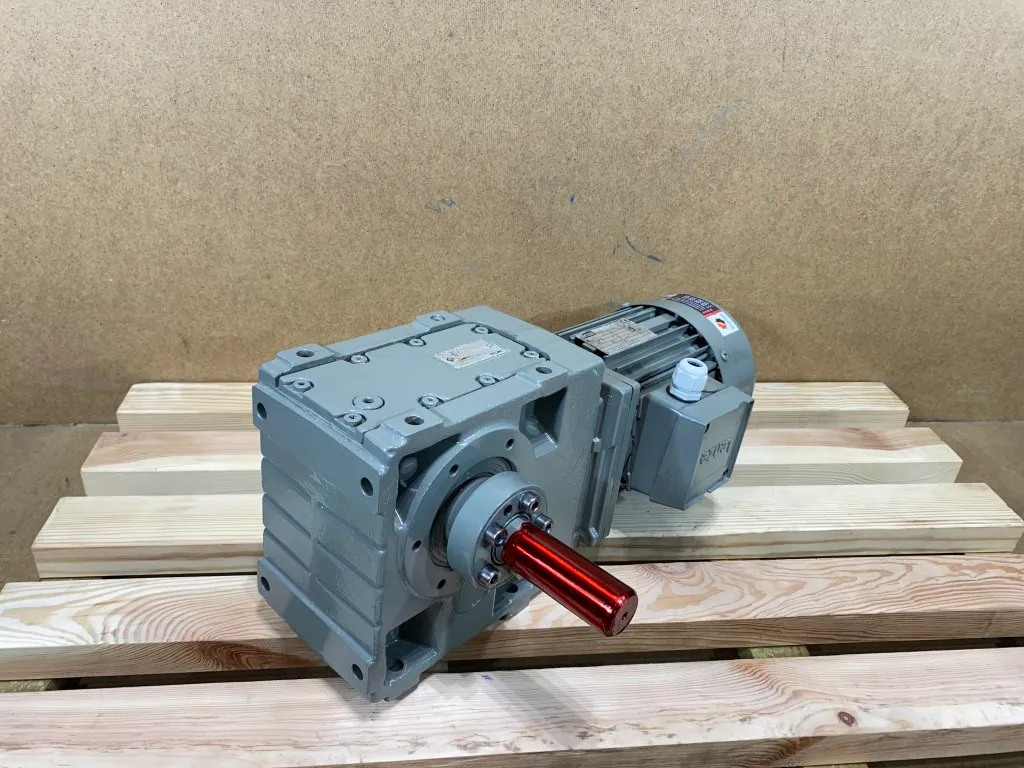 Motoreduktor / przekładnia 0,55kW 68obr. 3fazowy Lenze