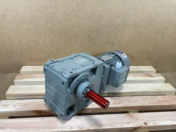 motoreduktor / przekładnia 0,55kW 68obr. 3fazowy Lenze