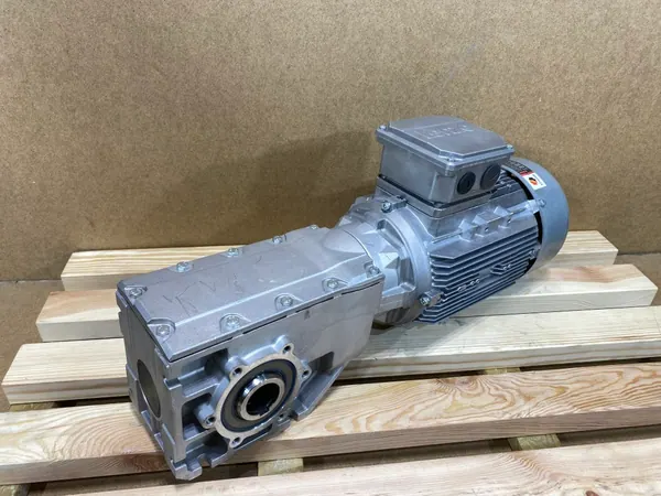 Motoreduktor / przekładnia 1,1kW 96,2obr. 3fazowy Lenze - zdjęcie 1