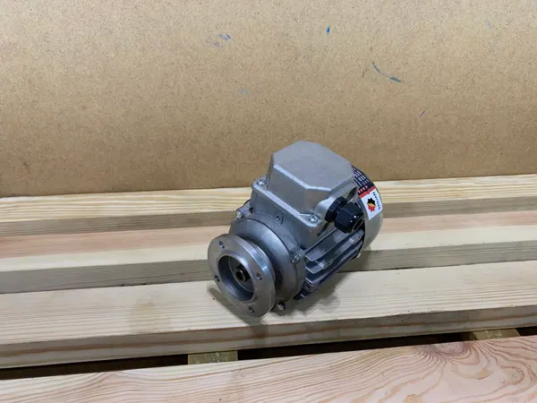silnik elektryczny 0,09kW 1360obr. 3fazowy