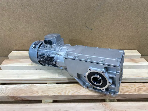 Motoreduktor / przekładnia 0,55kW 59,9obr. 3fazowy Lenze - zdjęcie 1