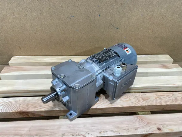 motoreduktor / przekładnia 0,37kW 63,2obr. 3fazowy HAMULEC Lenze