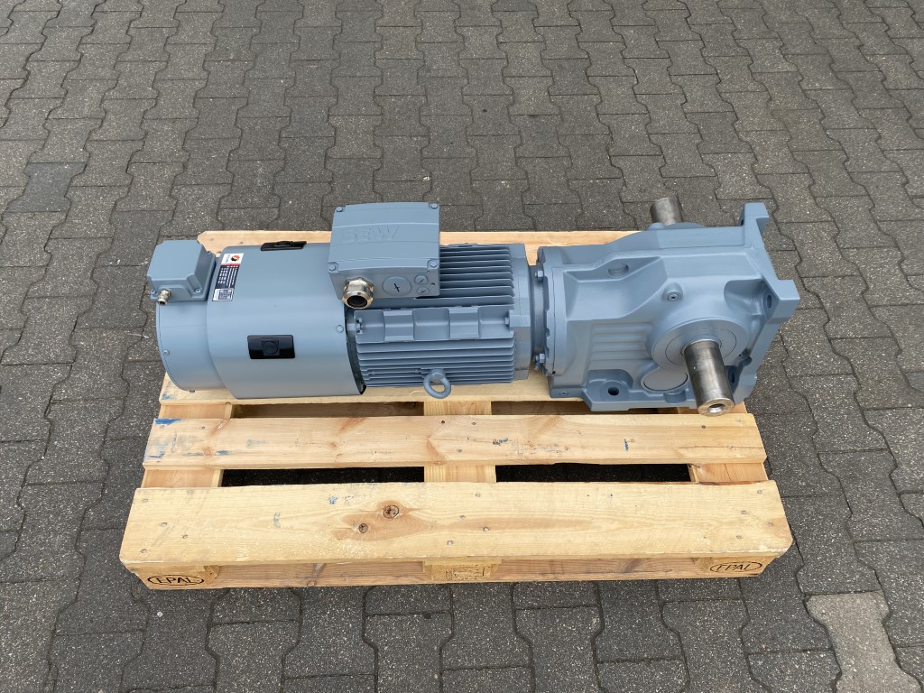 motoreduktor / przekładnia 11kW 131obr. HAMULEC OBCE CHŁODZENIE SEW - zdjęcie 2