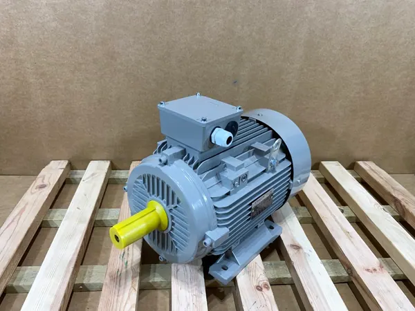 silnik elektryczny 4kW 965obr. 3fazowy 132B3 IE2