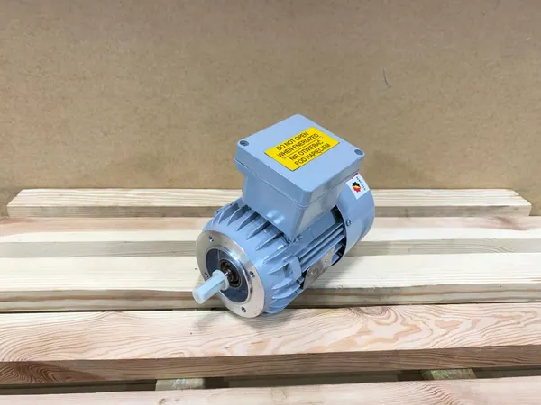 silnik elektryczny 0,55kW 2800obr. 3fazowy BESEL B14