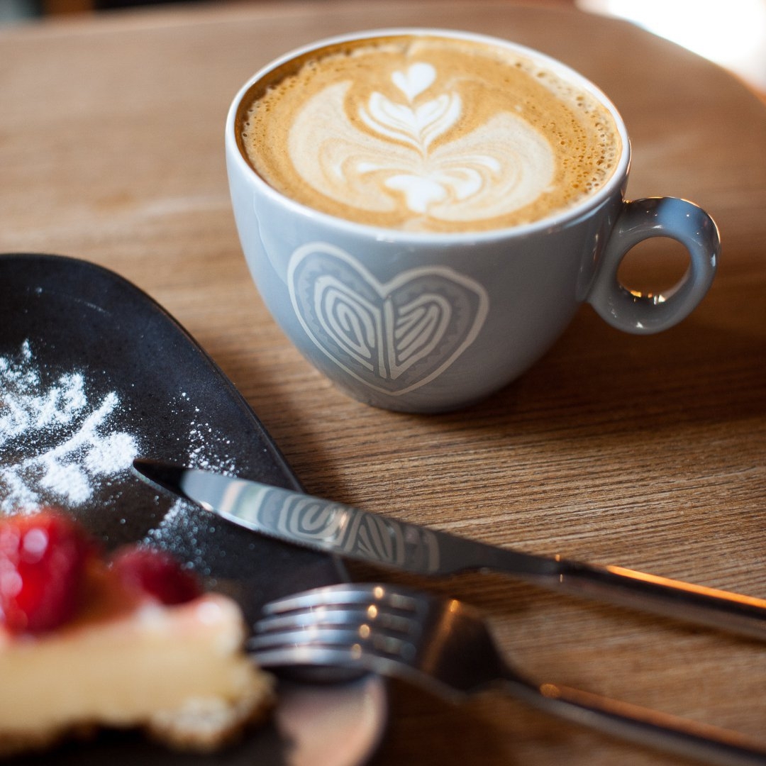 латте. чай кофе кондитерка. кофе наливают. красивый бариста. красивый кофе.