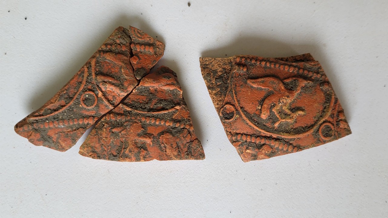 Joining fragments of decorated Roman pottery with animal motifs from Grove