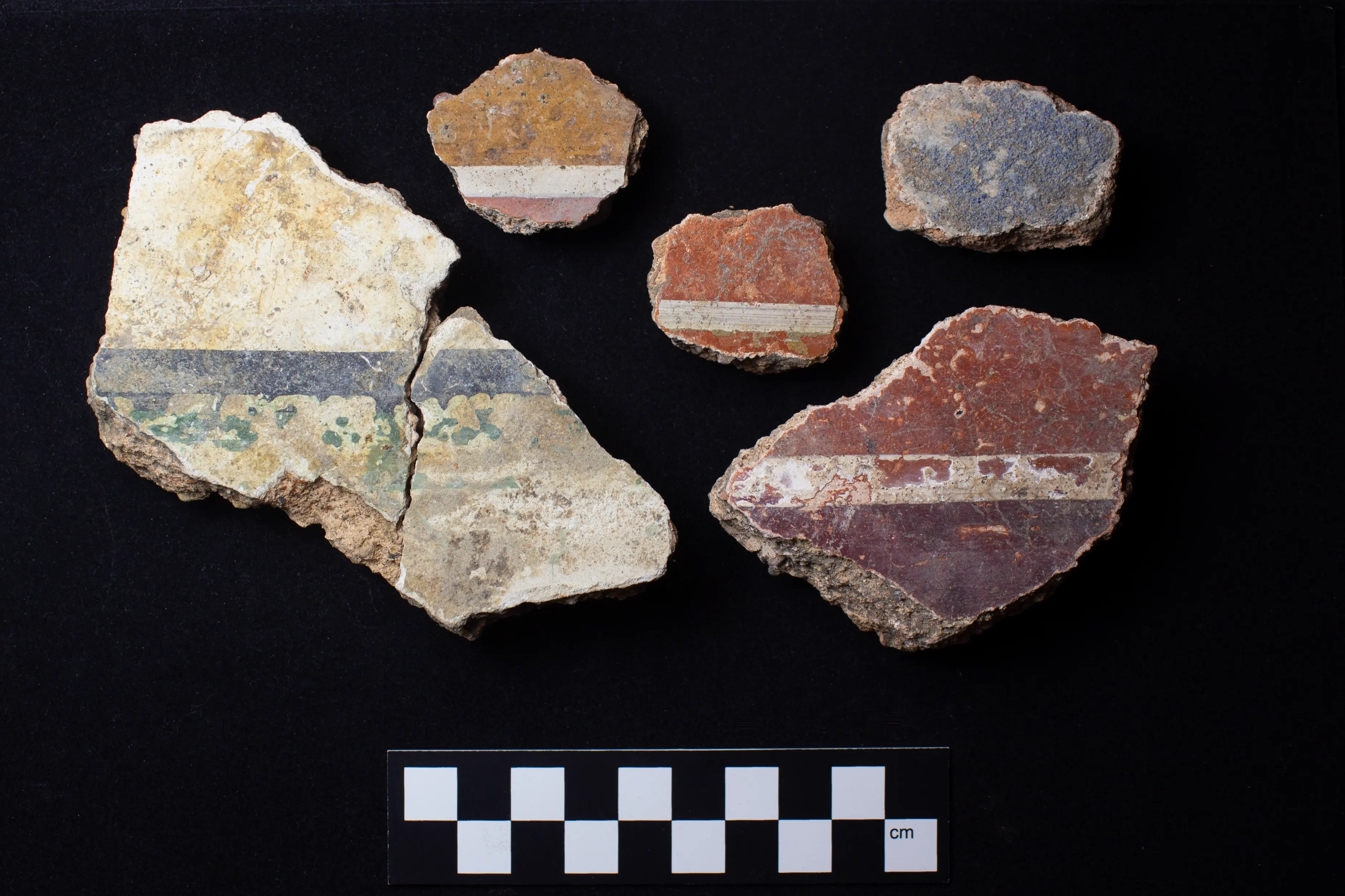 Fragments of painted Roman wall plaster from Grove villa