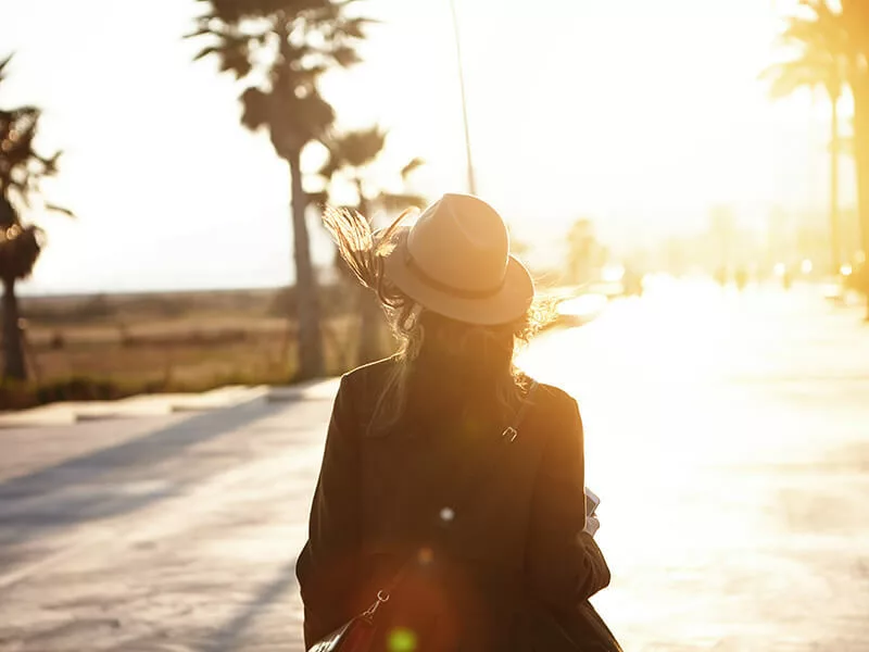 Girl reach beach 800x600